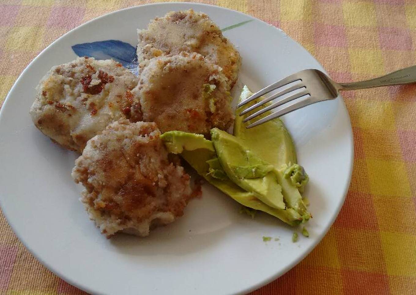 Tortitas de carne molida con puré de patatas.ॐ