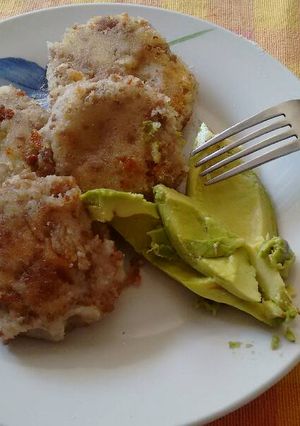 Una foto de Tortitas de carne molida con puré de patatas.ॐ