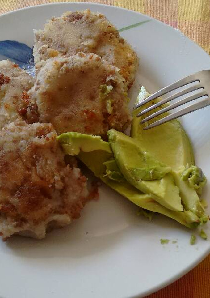 Una foto de Tortitas de carne molida con puré de patatas.ॐ