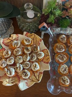 Hình của món Khoai lang nướng với kẹo dẻo và óc chó (sweet potato mix with marshmallow and walnut).