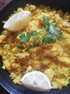 Una foto de Arroz con merluza al curry