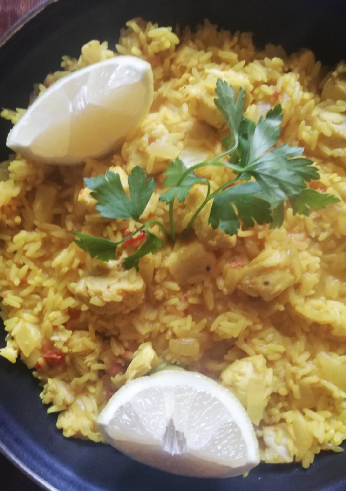 Una foto de Arroz con merluza al curry