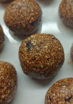 Una foto de Trufas express de avena, chocolate y ciruela secas