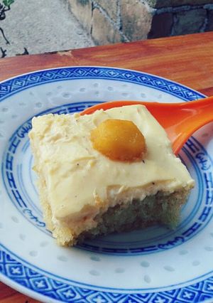 A picture of "Sunny-Side Up Egg" Cake.