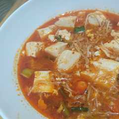 A picture of Sundubu jigae (minimalis).