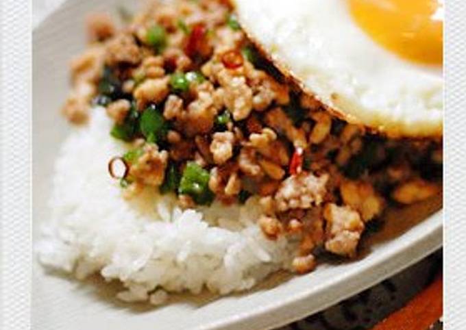 Easy Pad Gra Prao (Stir Fried Rice with Ground Meat and Basil)