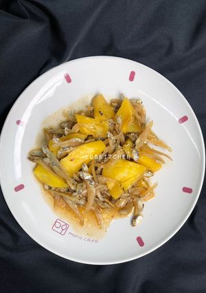 Hình của món Cá cơm khô kho keo.