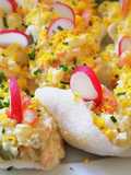Ensaladilla sobre barcas de pan de gambas