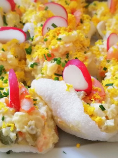 Una foto de Ensaladilla sobre barcas de pan de gambas