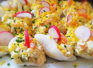 Una foto de Ensaladilla sobre barcas de pan de gambas