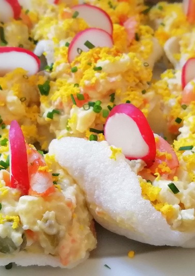 Una foto de Ensaladilla sobre barcas de pan de gambas