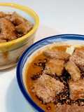 Sopa de arvejas con crutones y semillas de sésamo y lino