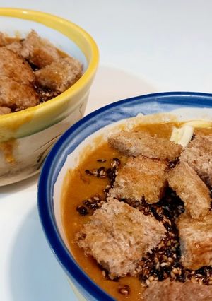 Una foto de Sopa de arvejas con crutones y semillas de sésamo y lino