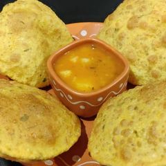 A picture of Bedmi puri with aloo sabji.