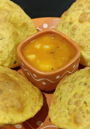 A picture of Bedmi puri with aloo sabji.