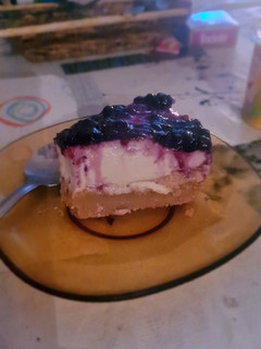 Una foto de Tarta de queso con mermelada de arándanos (sin horno)