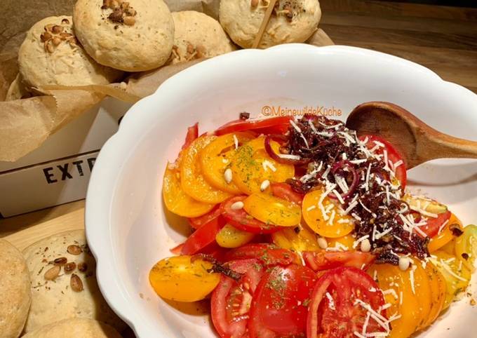 Tomatensalat und Pizzabrötchen