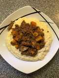 Cremige Polenta mit Hackfleisch-Kürbis-Ragout