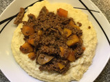 Cremige Polenta mit Hackfleisch-Kürbis-Ragout