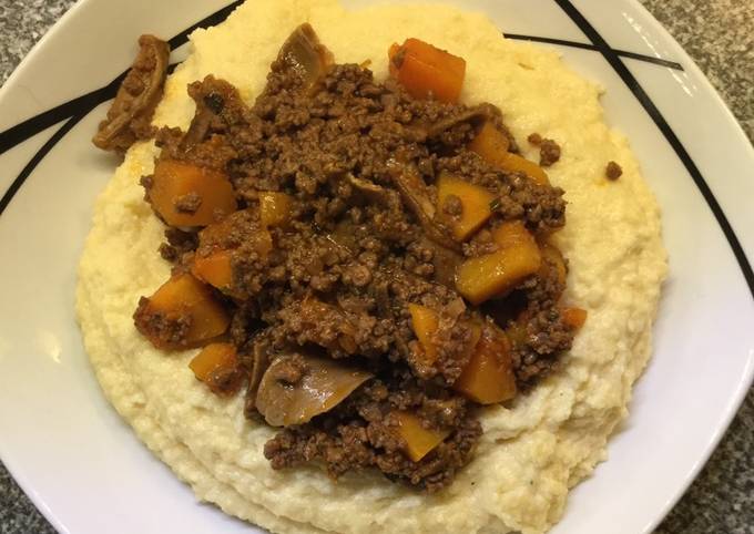 Cremige Polenta mit Hackfleisch-Kürbis Ragout