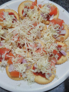 મોનેકો બિસ્કિટ ચીઝ પીઝા ટોપિંગ (Monaco Biscuit Cheese Pizza Topping Recipe In Gujarati) રેસીપી મુખ્ય ફોટો