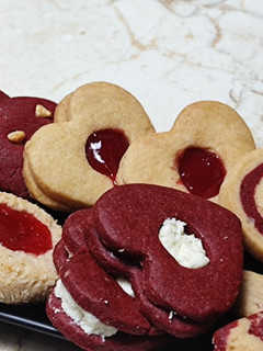 रेड वेलवेट कूकीज (Red velvet cookies recipe in Hindi) रेसिपी मुख्य फोटो