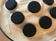 Una foto de torta helada oreo