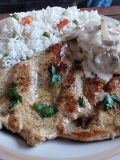 Una foto de Pollo con Salsa de Champiñones