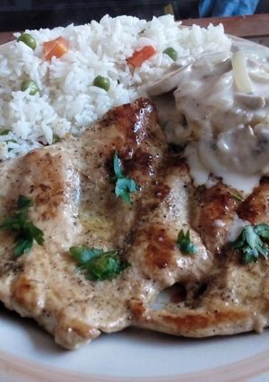 Una foto de Pollo con Salsa de Champiñones