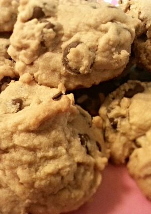 A picture of Super soft chocolate chip peanut butter cookies.