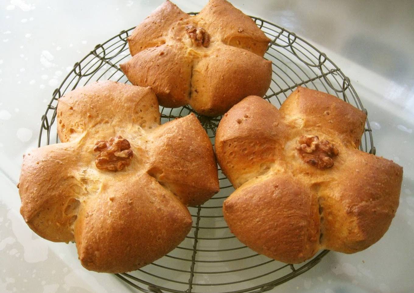 Simple Walnut Bread Rolls