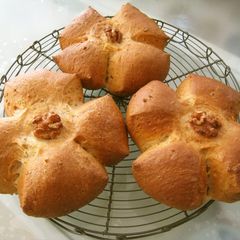 A picture of Simple Walnut Bread Rolls.