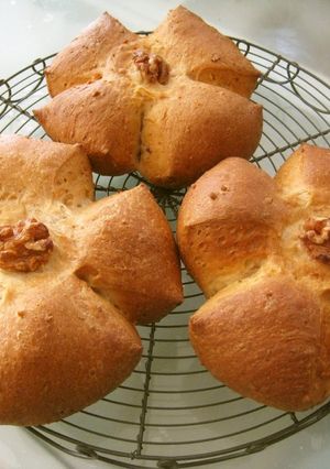 A picture of Simple Walnut Bread Rolls.