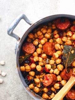 Una foto de Cazuela de garbanzos con chorizo y pasas en olla rápida