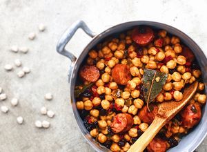 Una foto de Cazuela de garbanzos con chorizo y pasas en olla rápida
