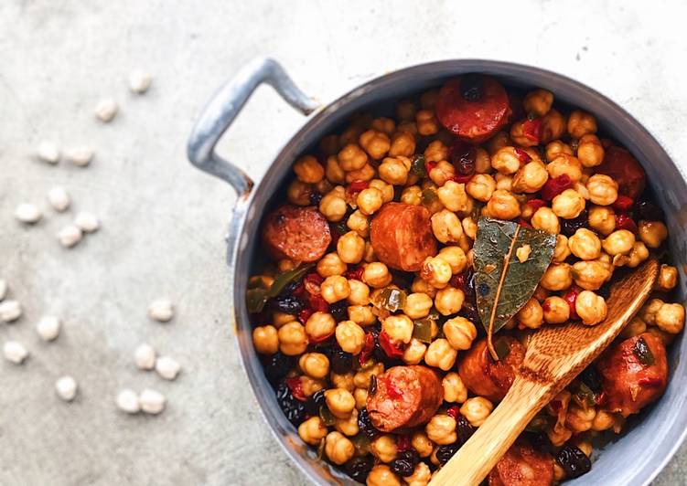 Recipe of Any-night-of-the-week Cazuela de garbanzos con chorizo y pasas en olla rápida