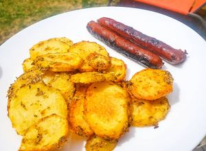 Une photo de Pommes de terre au four et merguez