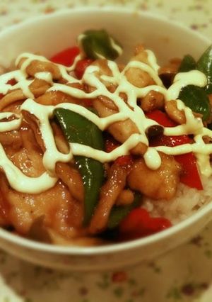 A picture of Rice Bowl with Chicken Breast and Bell Peppers Stir-Fried in Oyster Sauce.