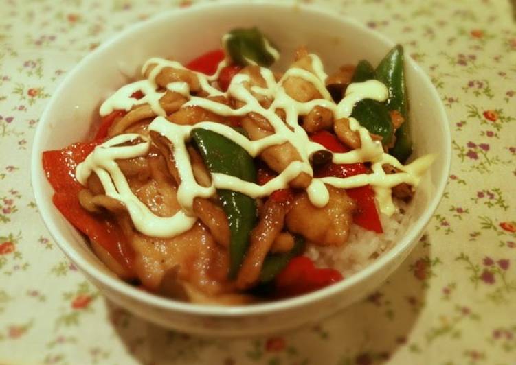 Rice Bowl with Chicken Breast and Bell Peppers Stir-Fried in Oyster Sauce