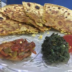 A picture of Maash ki daal ke parathey.