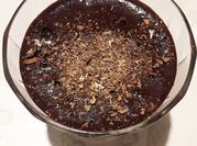 Une photo de mousse au cacao en poudre