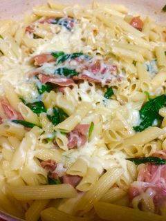 Una foto de Macarrones con espinacas y jamón con mozzarella