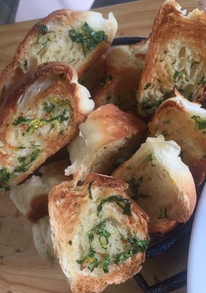 Una foto de Tostadas de albahaca