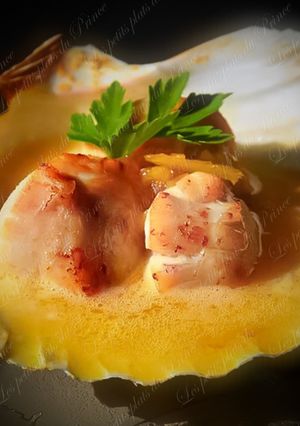 Une photo de Noix de St Jacques, beurre de citron, miel et gingembre