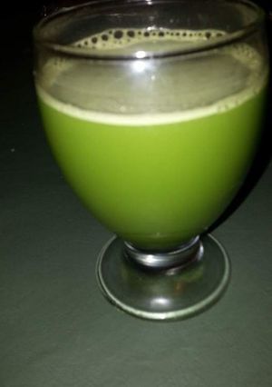 Una foto de Agua Detox 😎😎😎 verde 💯 vegan y fresca 😎