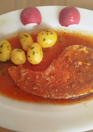 Una foto de Pez Emperador a la Marinera con Papas Cocidas y Especiadas a Tu Gusto