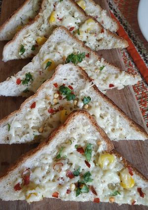 চিজি গার্লিক ব্রেড(cheesy garlic bread recipe in Bengali) রেসিপির প্রধান ছবি
