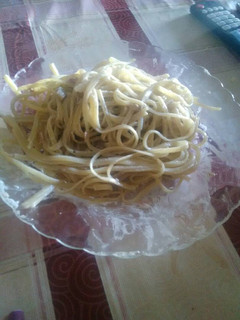 Una foto de Tallarines con salsa de crema de jamón y champiñones🍝