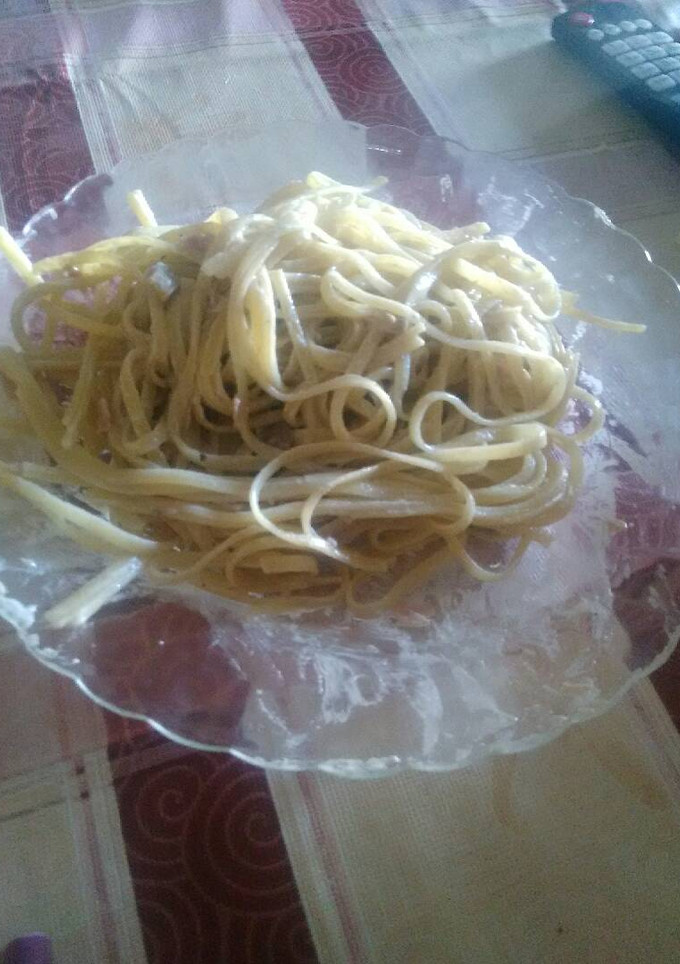 Una foto de Tallarines con salsa de crema de jamón y champiñones🍝