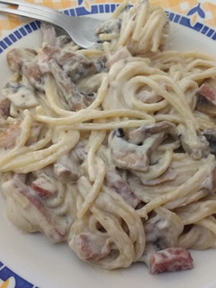 Una foto de Espaguetis con nata, bacon y champiñones